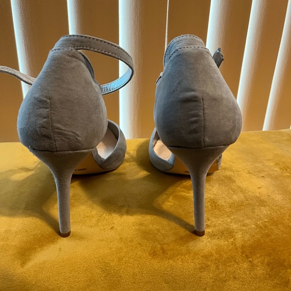 Light gray size 10 strap heels - Picture 3 of 4